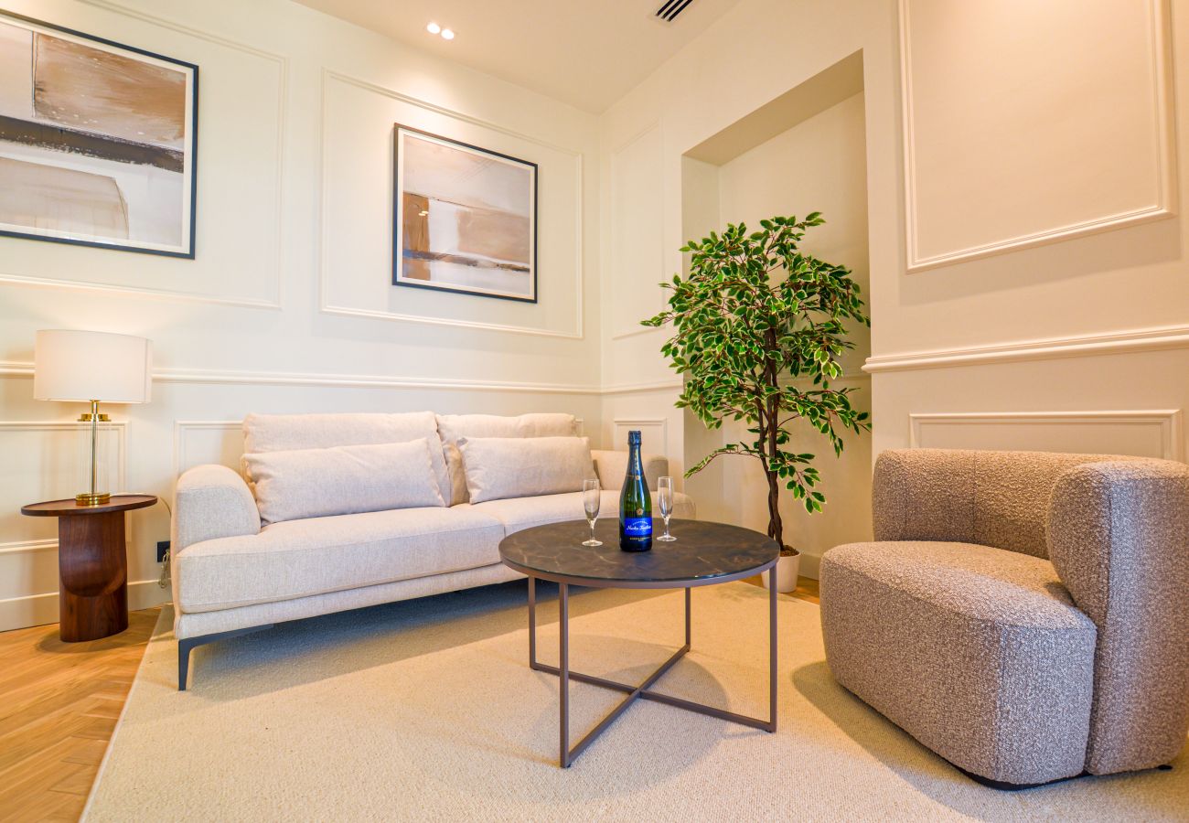 Apartment in Cannes - 12B - APARTMENT FACING PORT & TOWN HALL