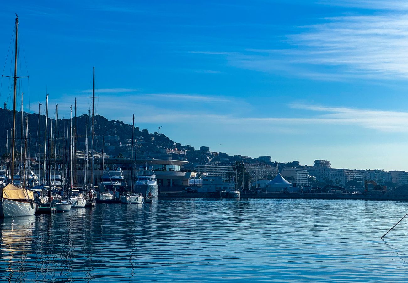 Apartment in Cannes - 12B - APARTMENT FACING PORT & TOWN HALL