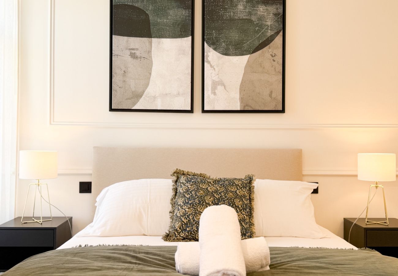 Apartment in Cannes - 12B - APARTMENT FACING PORT & TOWN HALL