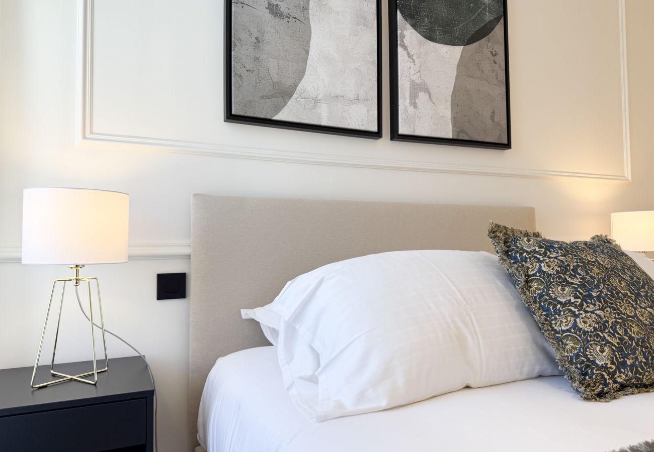 Apartment in Cannes - 12B - APARTMENT FACING PORT & TOWN HALL