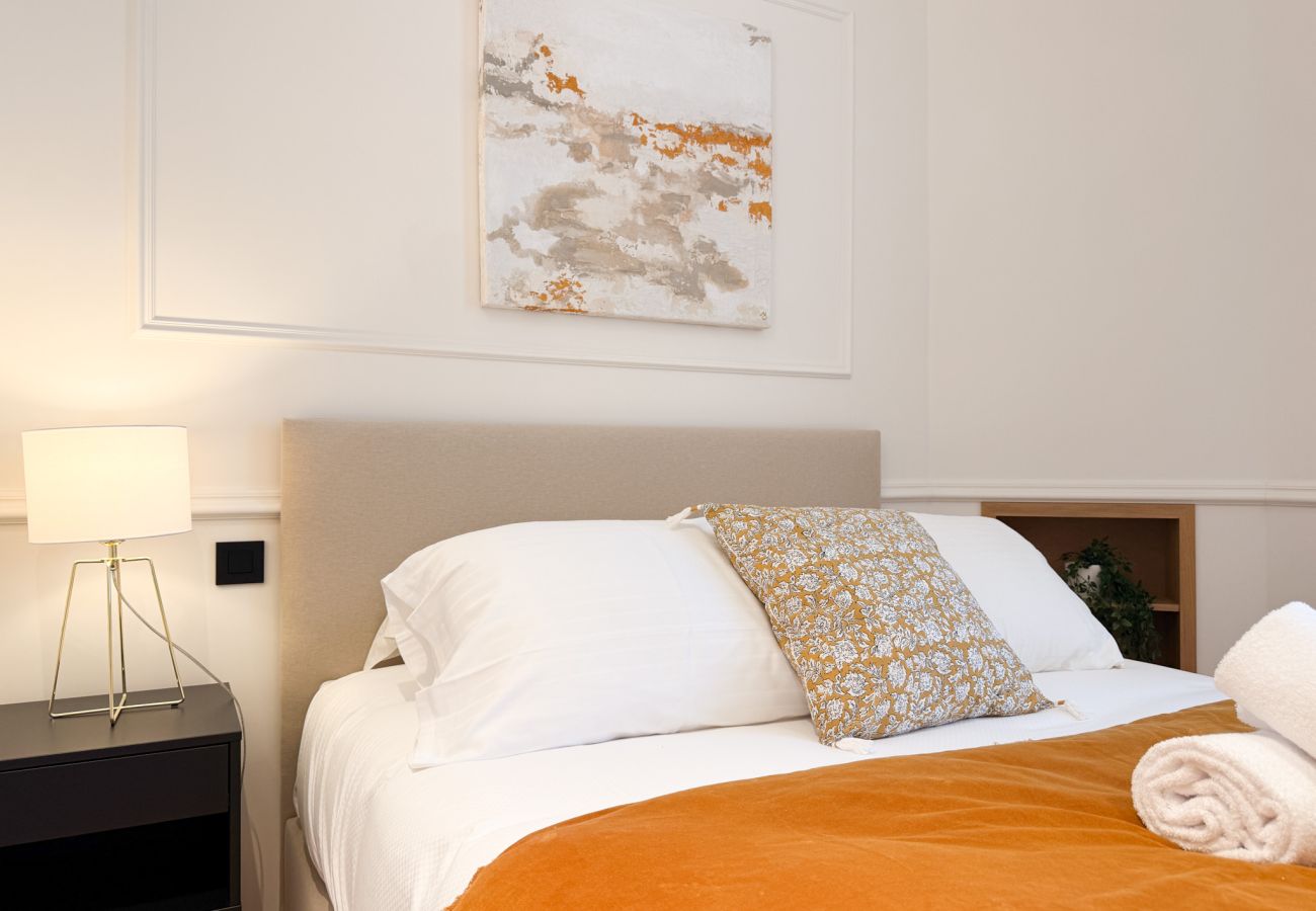 Apartment in Cannes - 12B - APARTMENT FACING PORT & TOWN HALL