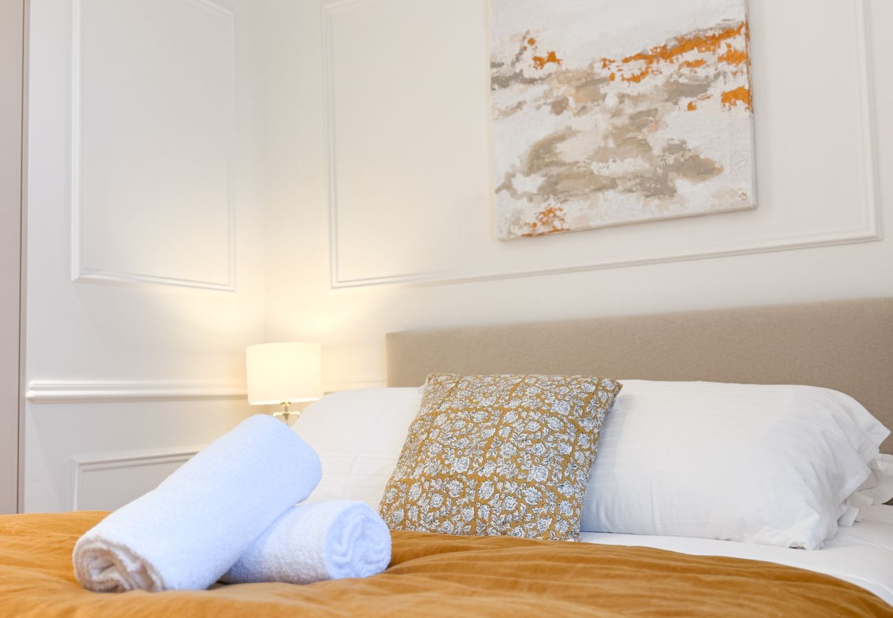 Apartment in Cannes - 12B - APARTMENT FACING PORT & TOWN HALL
