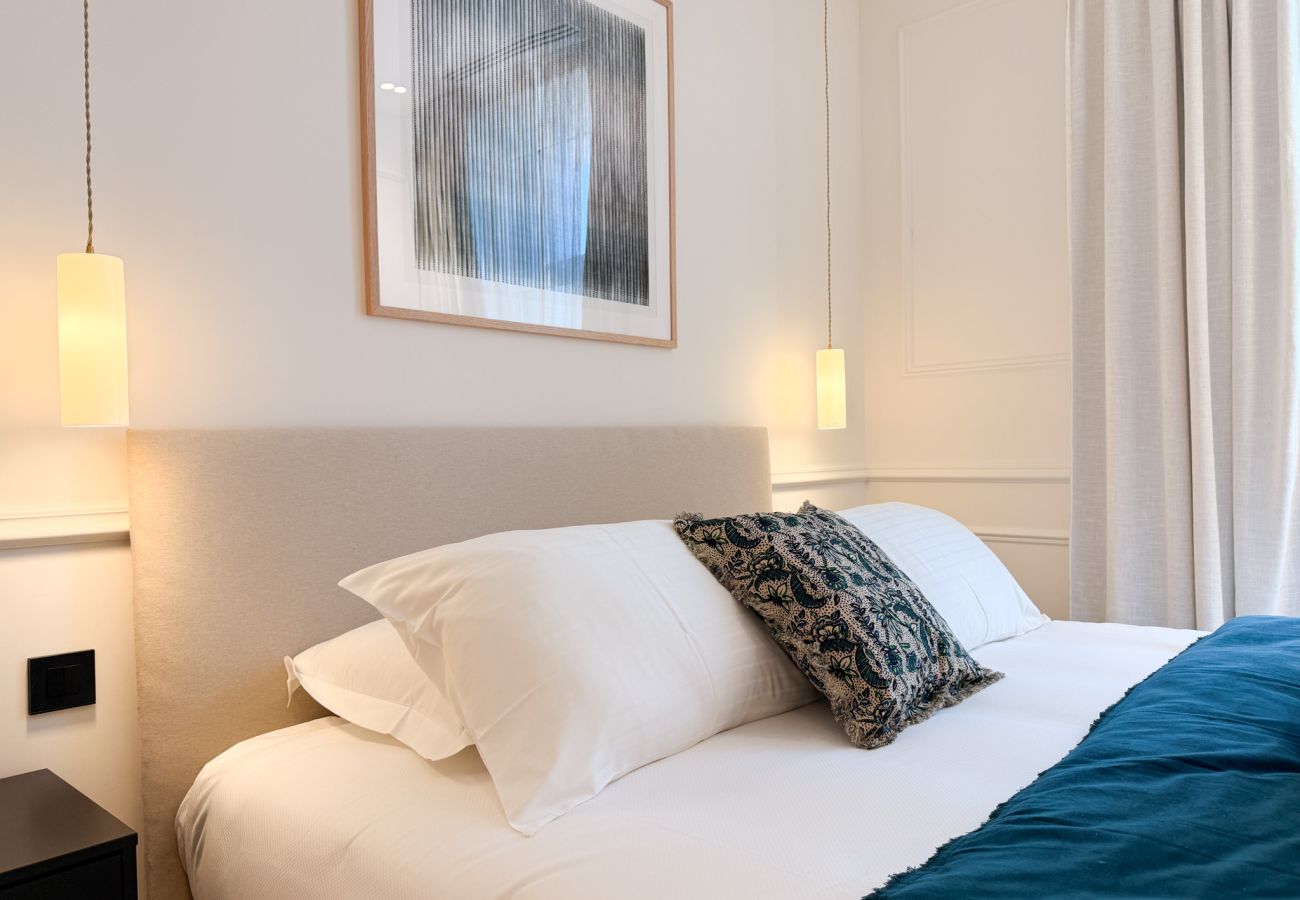 Apartment in Cannes - 12B - APARTMENT FACING PORT & TOWN HALL