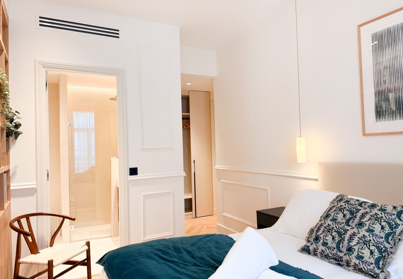 Apartment in Cannes - 12B - APARTMENT FACING PORT & TOWN HALL
