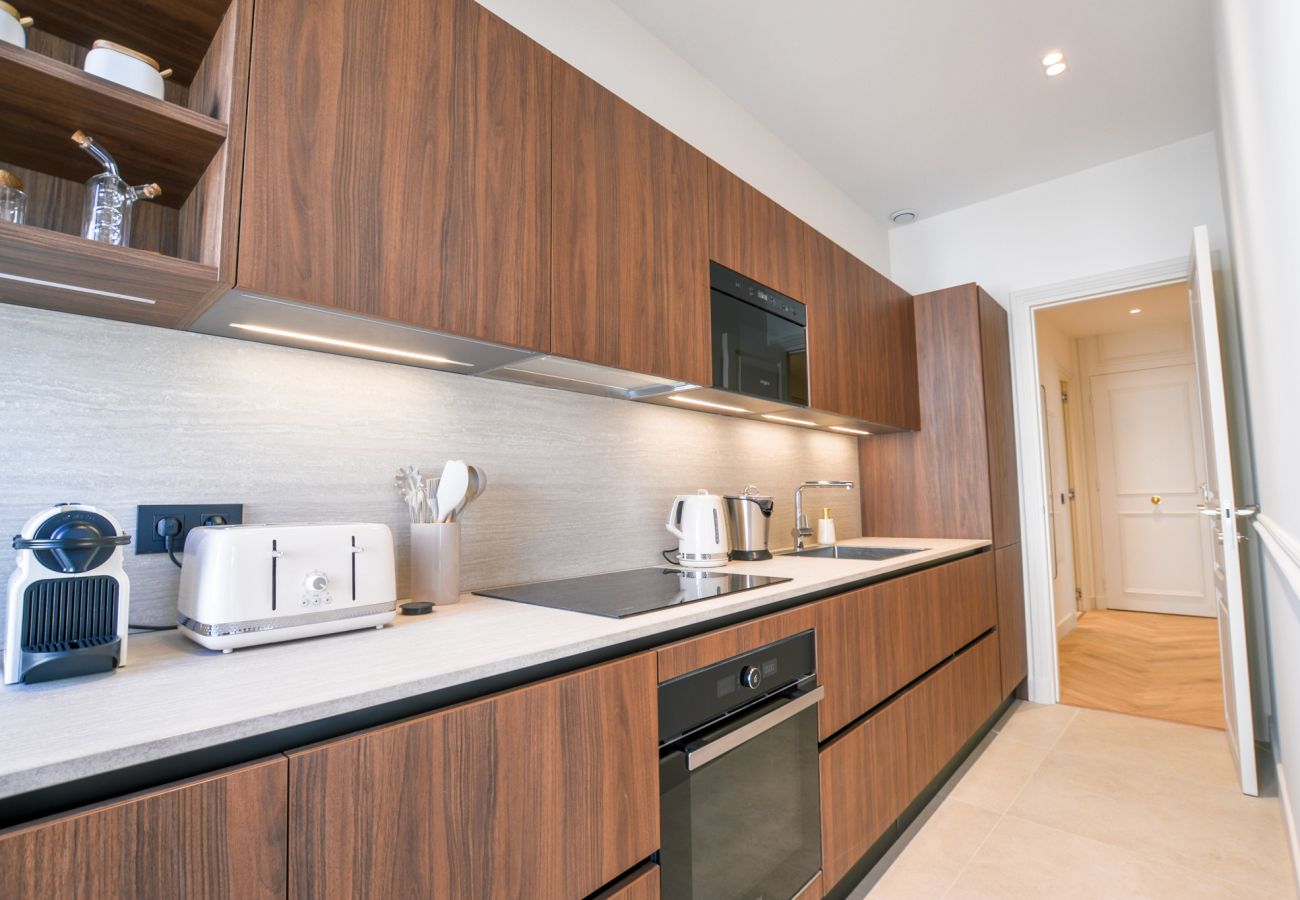 Apartment in Cannes - 12B - APARTMENT FACING PORT & TOWN HALL