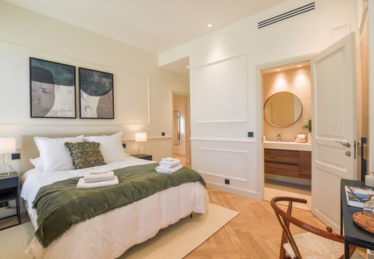Apartment in Cannes - 12B - APARTMENT FACING PORT & TOWN HALL
