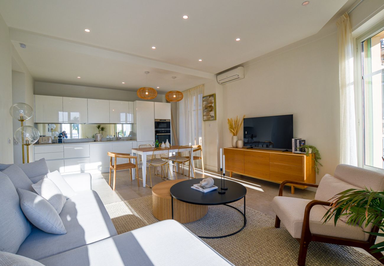 Apartment in Cannes - 4A - APARTMENT FACING PORT & TOWN HALL