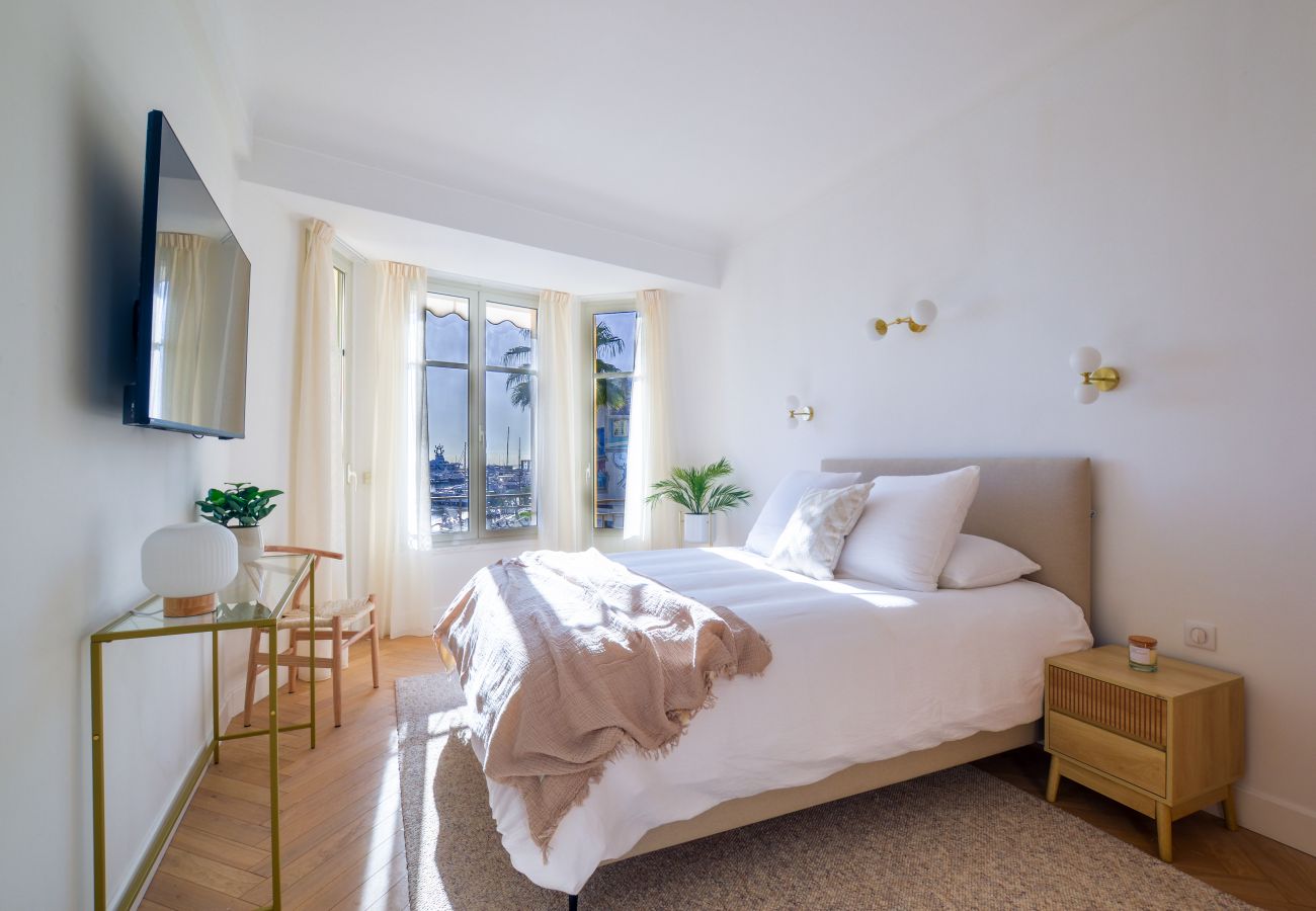 Apartment in Cannes - 4A - APARTMENT FACING PORT & TOWN HALL