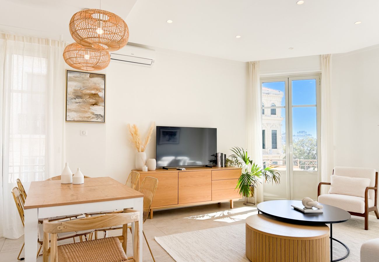 Apartment in Cannes - 4A - APARTMENT FACING PORT & TOWN HALL