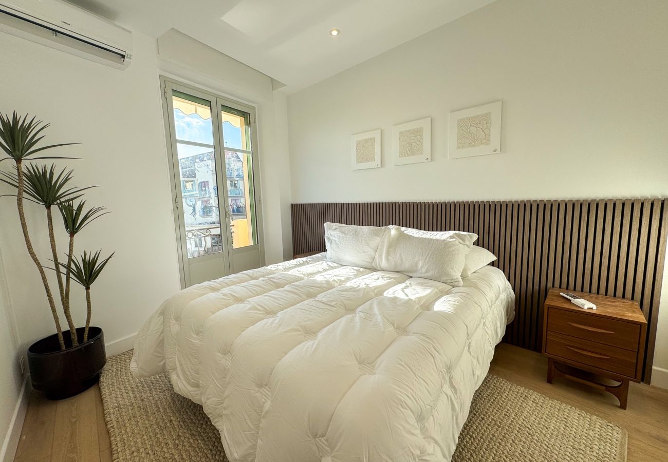 Apartment in Cannes - 5A - APARTMENT FACING PORT & TOWN HALL