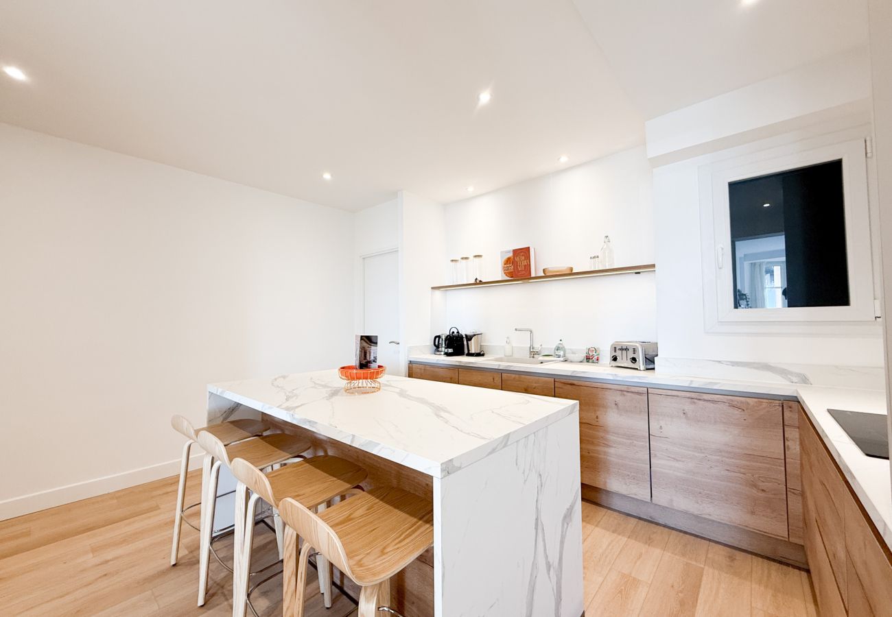 Apartment in Cannes - 5A - APARTMENT FACING PORT & TOWN HALL