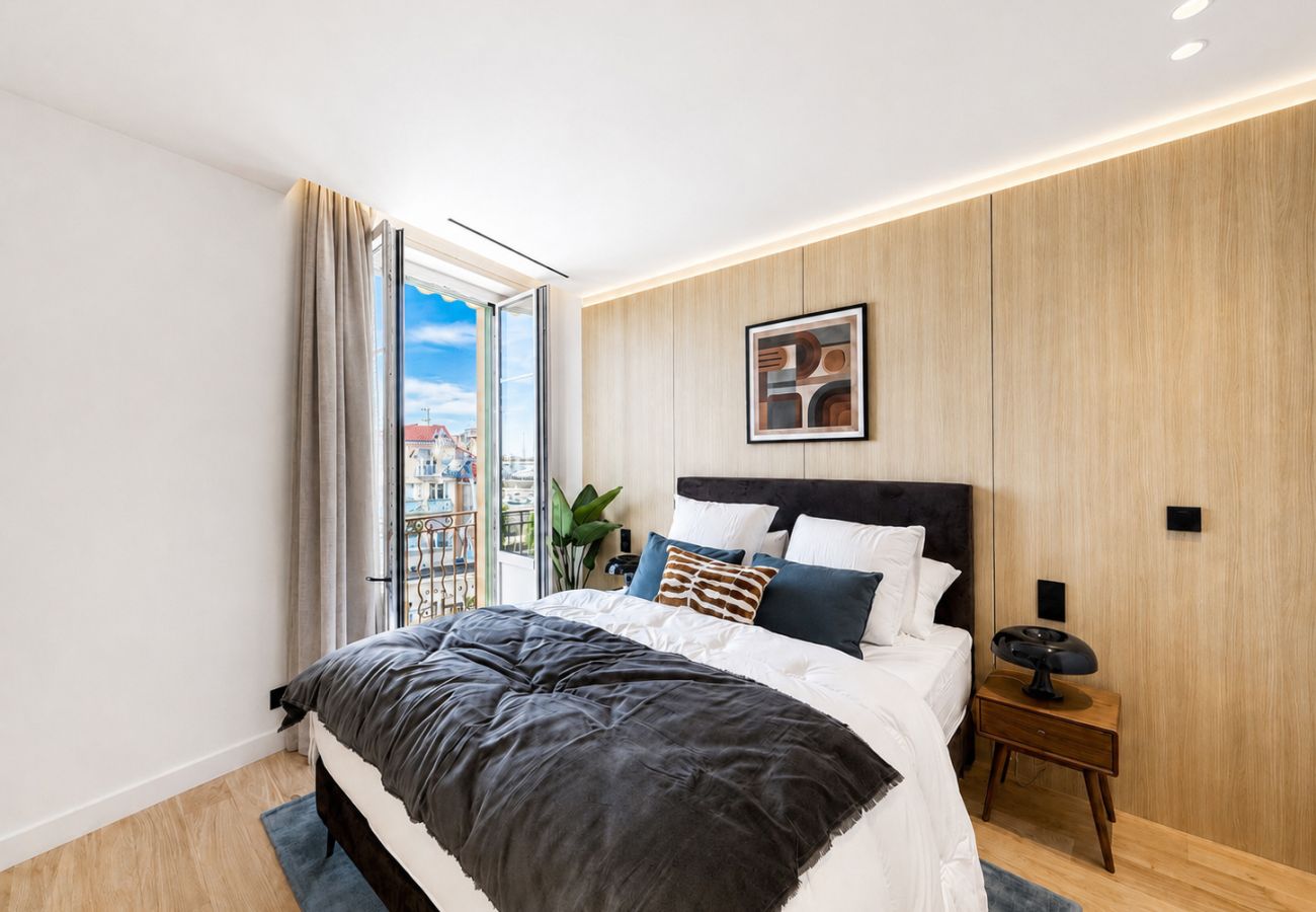 Apartment in Cannes - 8A - APARTMENT FACING PORT AND TOWN HALL