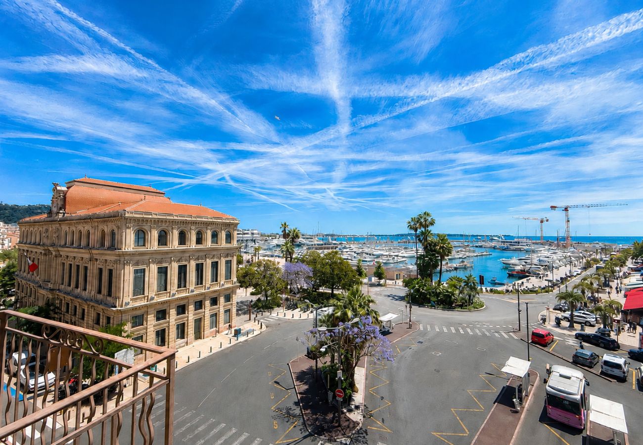 Apartment in Cannes - 8A - APARTMENT FACING PORT AND TOWN HALL