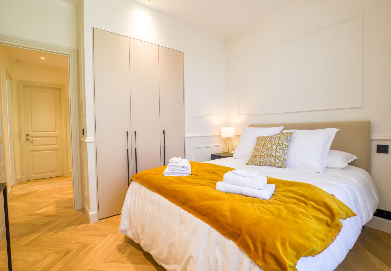 Appartement à Cannes - 12B - APARTMENT FACING PORT & TOWN HALL