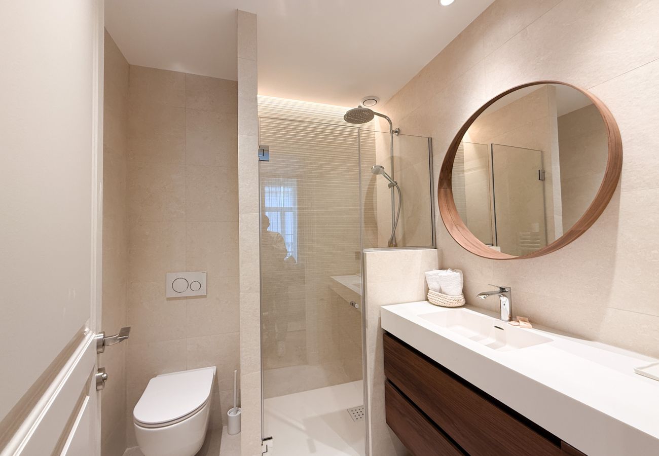 Appartement à Cannes - 12B - APARTMENT FACING PORT & TOWN HALL
