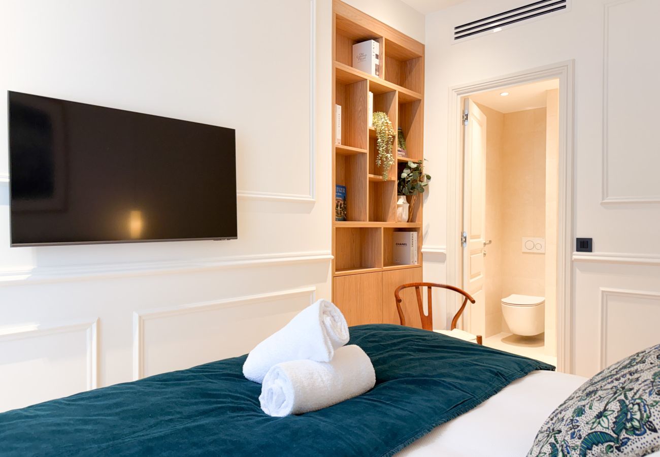 Appartement à Cannes - 12B - APARTMENT FACING PORT & TOWN HALL
