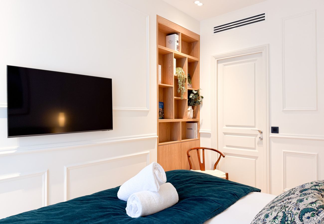 Appartement à Cannes - 12B - APARTMENT FACING PORT & TOWN HALL