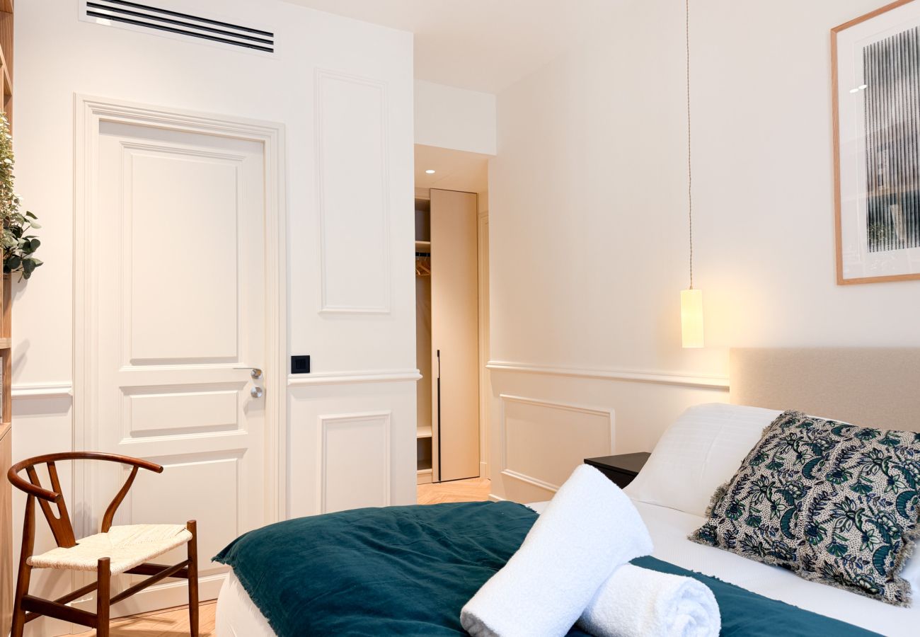 Appartement à Cannes - 12B - APARTMENT FACING PORT & TOWN HALL