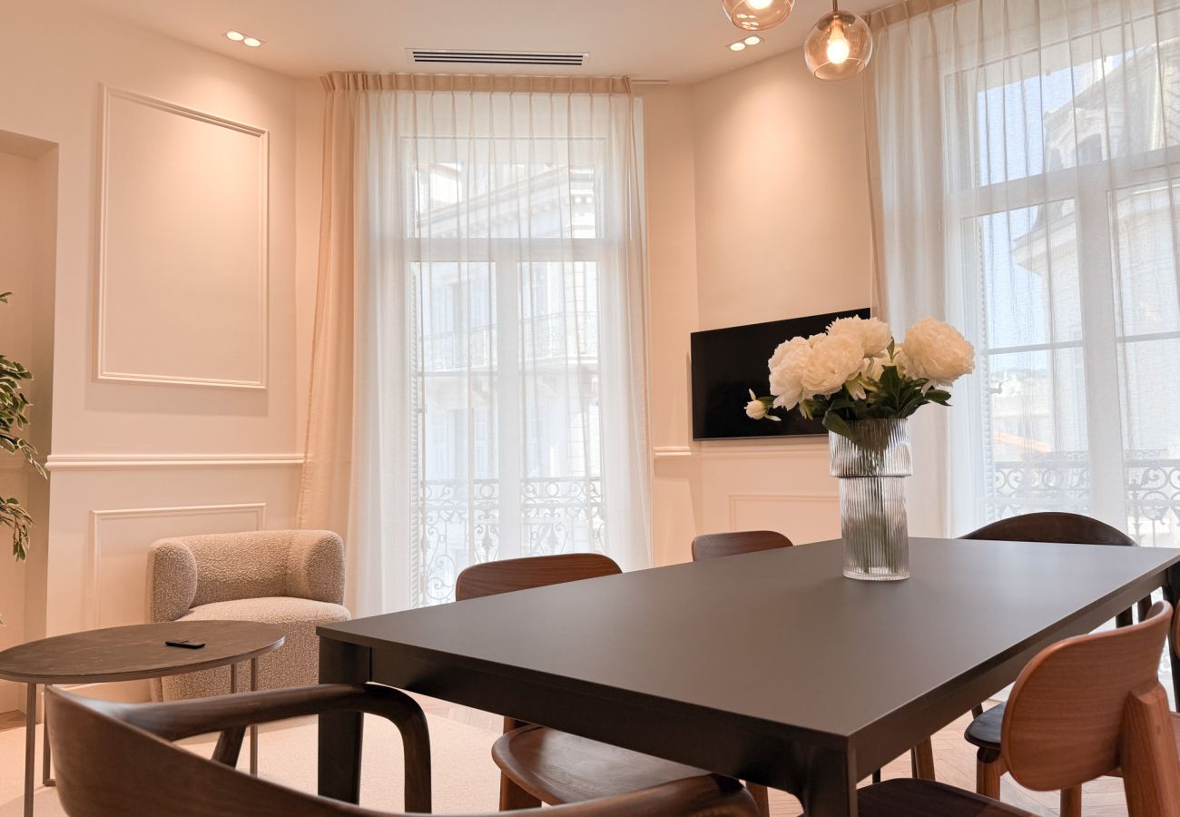 Appartement à Cannes - 12B - APARTMENT FACING PORT & TOWN HALL