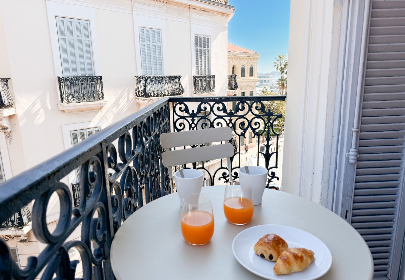 Appartement à Cannes - 12B - APARTMENT FACING PORT & TOWN HALL