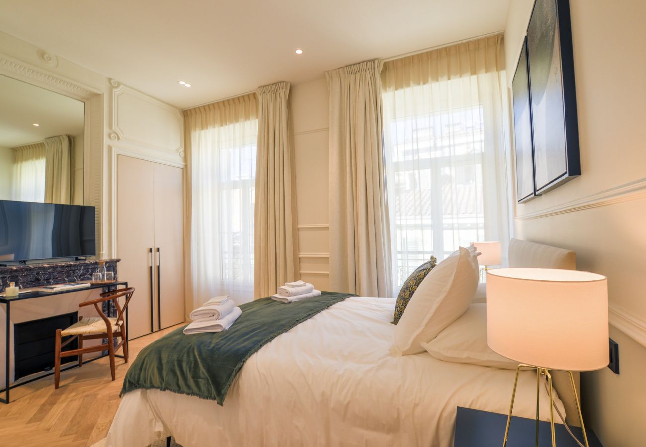 Appartement à Cannes - 12B - APARTMENT FACING PORT & TOWN HALL