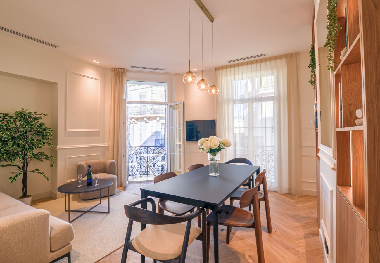 Appartement à Cannes - 12B - APARTMENT FACING PORT & TOWN HALL