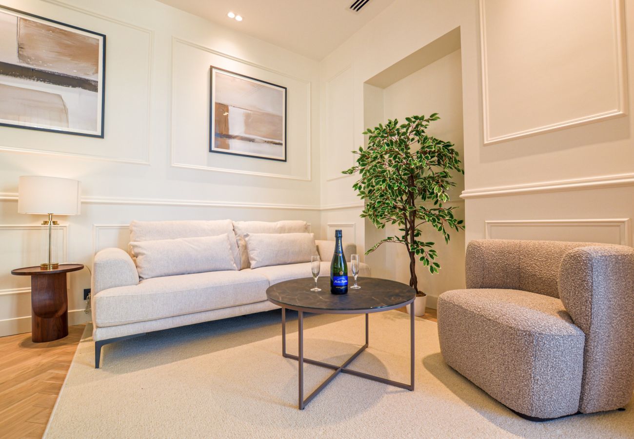 Appartement à Cannes - 12B - APARTMENT FACING PORT & TOWN HALL