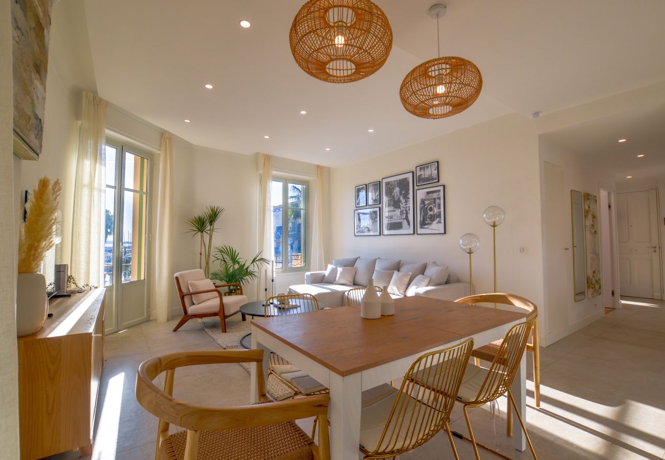 Appartement à Cannes - 4A - APARTMENT FACING PORT & TOWN HALL