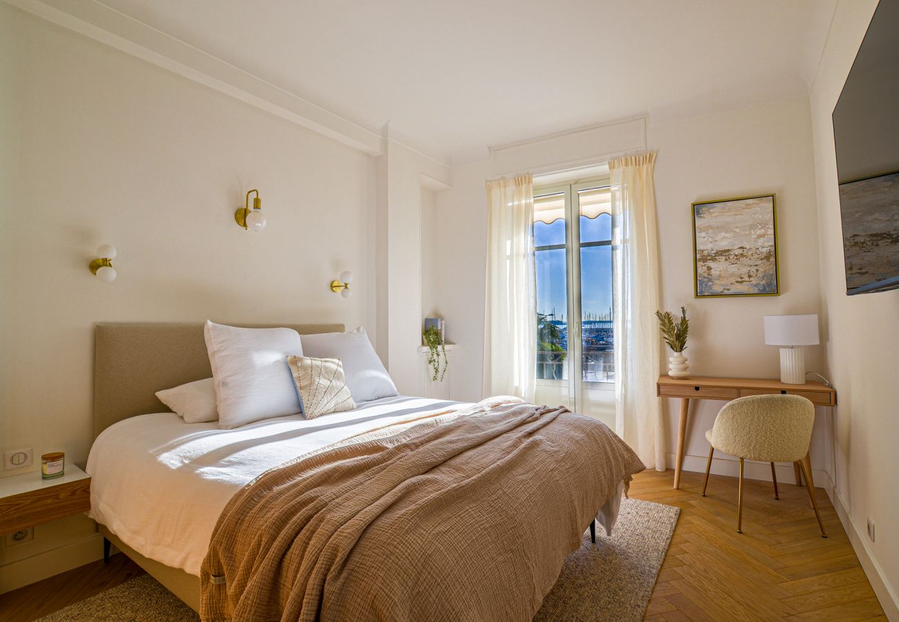 Appartement à Cannes - 4A - APARTMENT FACING PORT & TOWN HALL